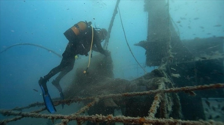 Karaburun'da 30 metre derinlikteki batıktan 