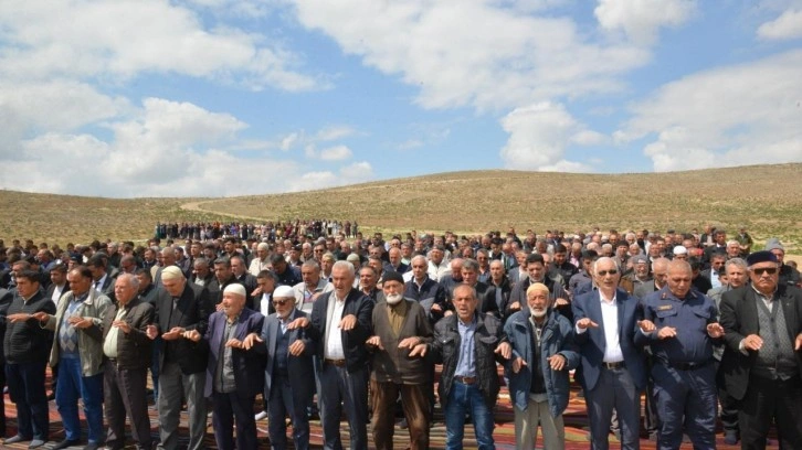 Karaman’da çiftçiler yağmur duasına çıktı