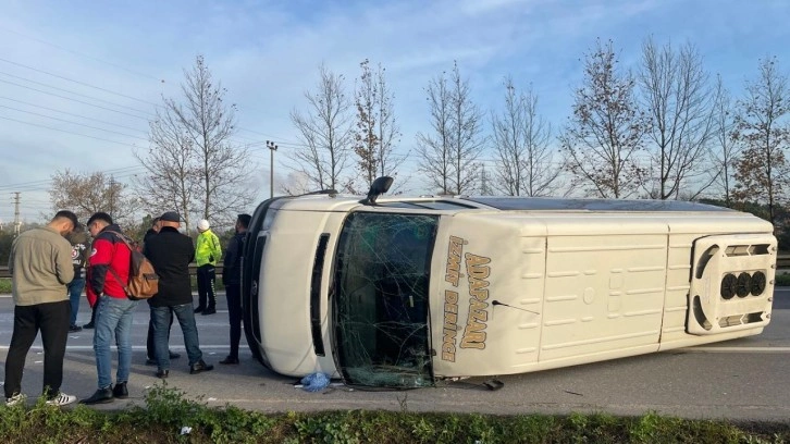 Kocaeli'de otomobil ile yolcu minibüsü çarpıştı, 15 kişi yaralandı