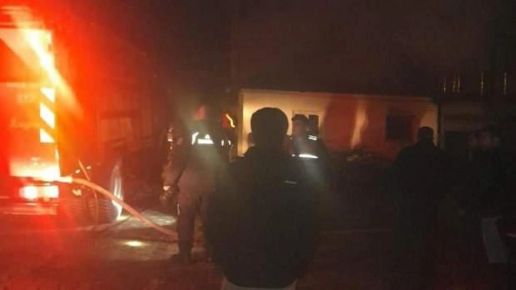 Köy evi alevlere teslim oldu: 2 kişi yaralandı!