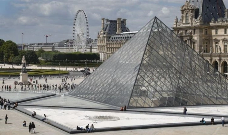 Louvre Museum, Palace of Versailles to turn off lights in advance, says culture minister
