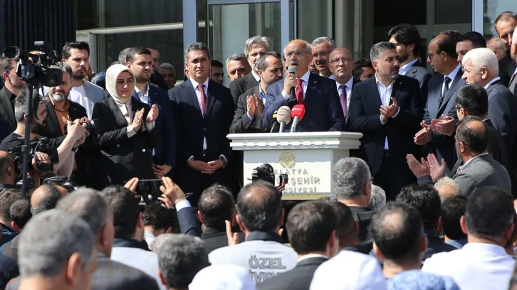 Malatya Büyükşehir Belediye Başkanı Sami Er mazbatasını aldı