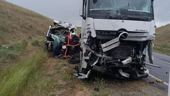 Malatya'da tır ile kamyonet çarpıştı! 1 kişi öldü