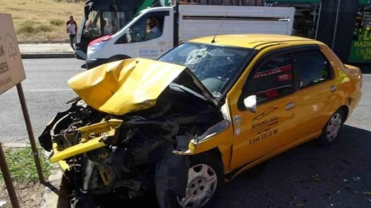 Malatya'da kamyon taksiyi biçti! 2'si ağır 4 kişi yaralandı