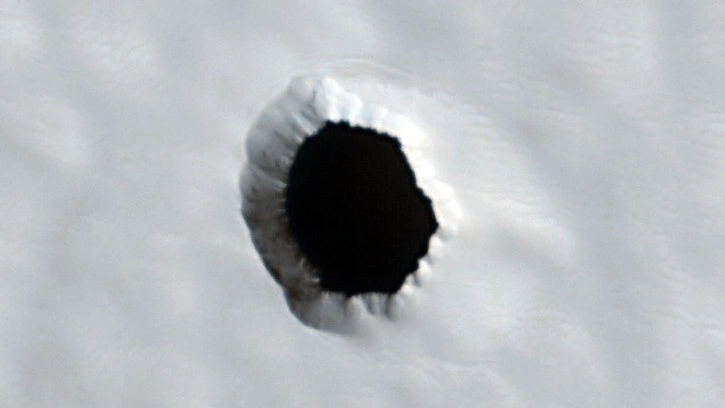 Mars Yüzeyinde Bulunan Gizemli Delik