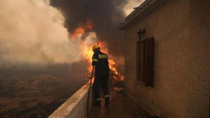 Midilli Adası’nda yangın: 450 kişi tahliye edildi