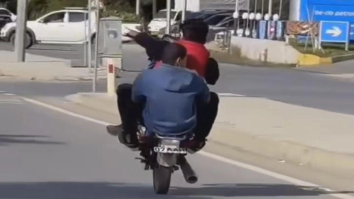 Motosikletli gençlerin tehlikeli yolculuğu diğer sürücüler tarafından görüntülendi