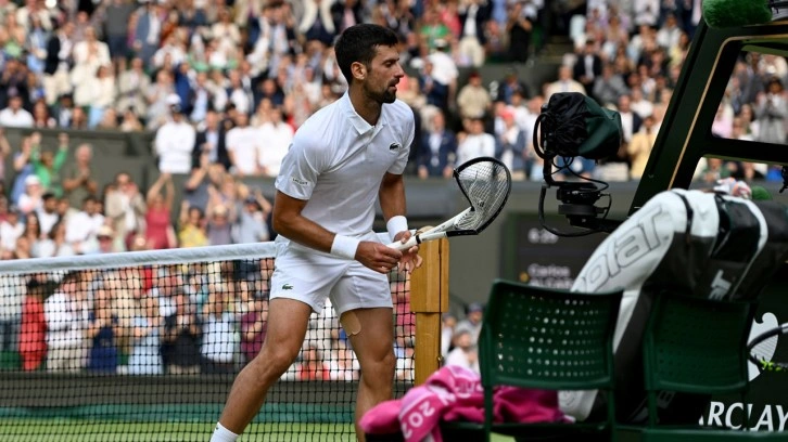 Novak Djokovic yenilgi sonrası raketi kırdı cezası kesildi