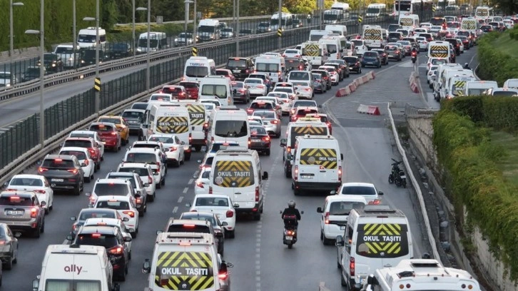 Okullar açıldı trafik çilesi başladı! İstanbul'da trafik ikiye katlandı