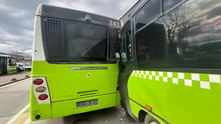 Özel halk otobüsü ile belediye otobüsü çarpıştı, 6 kişi yaralandı