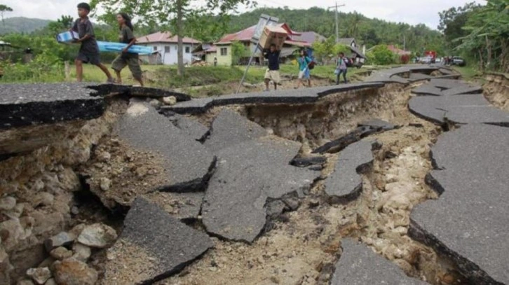 Papua Yeni Gine'de 7,6 büyüklüğünde deprem! Tsunami uyarısı yapıldı