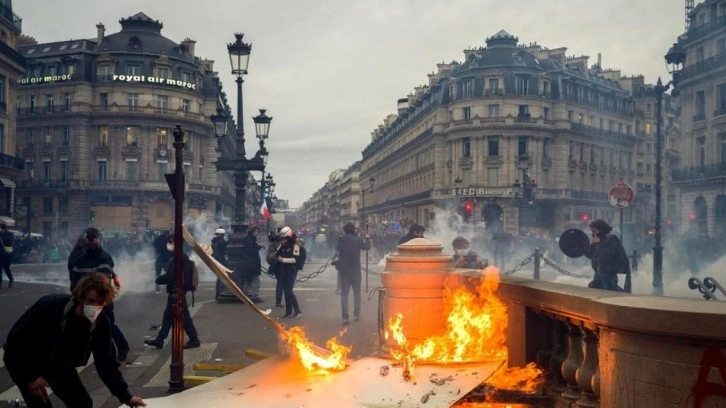 Protestolar sonrası skandal karar: Fransız polisler telefonların kameralarına erişebilecek