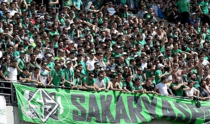 Sakaryaspor taraftarı cezaya rağmen takımlarını yalnız bırakmadılar