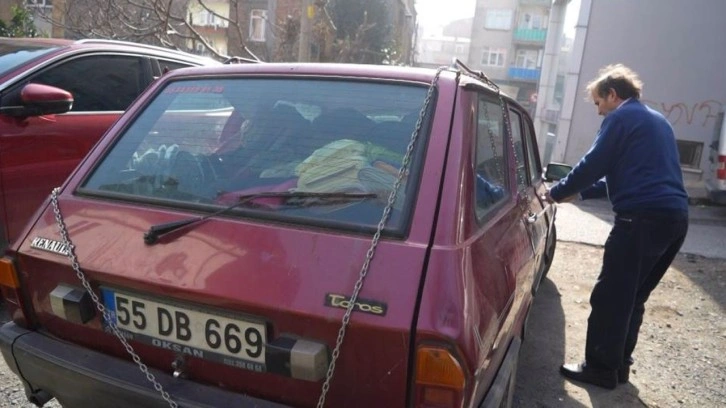 Samsun'da hırsızlardan bıkan esnaf, otomobilini zincire vurdu