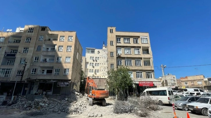 Şanlıurfa'da ağır hasarlı binaların yıkımı devam ediyor