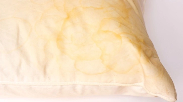Sapsarı yastıkları 5 dakikada kar beyazına dönüştürüyor: İnatçı sarı lekeler nasıl temizlenir?