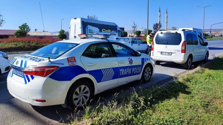 Sivas'ta polisten kaçan arabadan 8 kaçak göçmen çıktı!