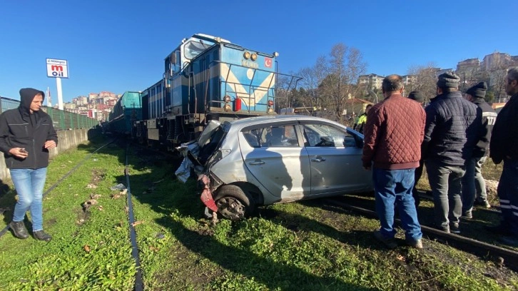 Trenin çarptığı otomobil 30 metre sürüklendi, 3 kişi yaralandı