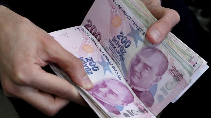 Türk Lirası'nın pazartesi günü değer kaybetmesi bekleniyor