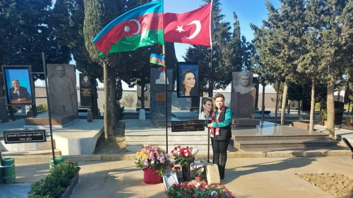 Türkiye’den götürdüğü toprağı Azerbaycan Milletvekili Ganire Paşayeva’nın mezarına döktü