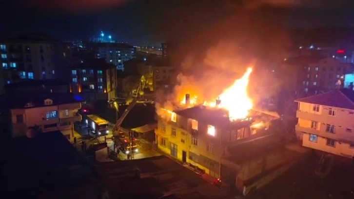 Tuzla'da 2 katlı binanın çatısı alev alev yandı