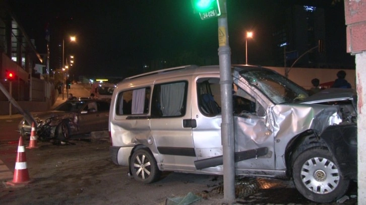 Ümraniye'de kural ihlali yapan 2 araç kafa kafaya çarpıştı, 2 kişi yaralandı