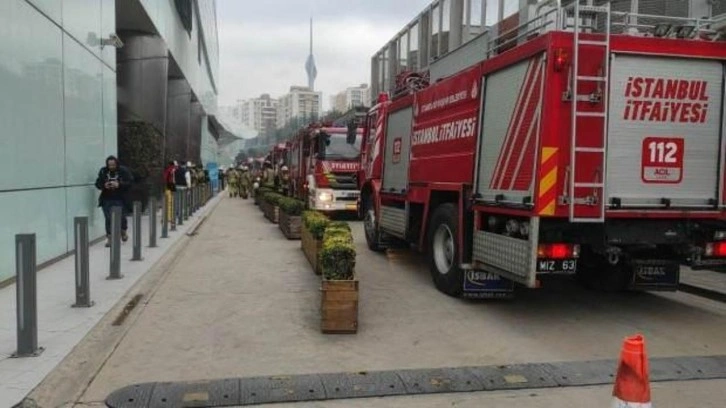 Üsküdar'da lüks rezidansın otoparkında yangın