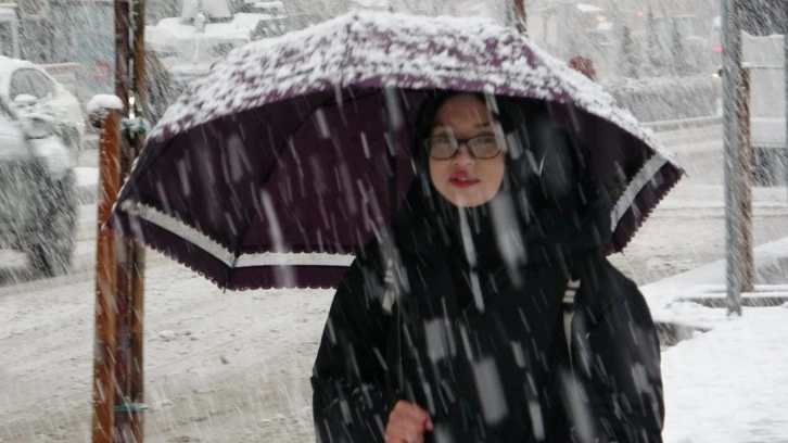 Van’da kar yağışı etkisini artırdı, vatandaşlar zor anlar yaşadı