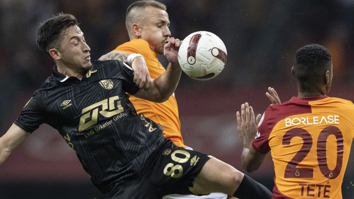 VAR kontrolü sonrası Galatasaray'ın golü geçerlilik kazandı