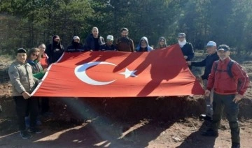 10 kilometre yürüyerek dağ yamacında yer alan büyük Türk bayrağına ulaştılar