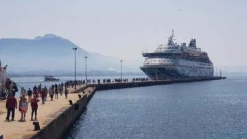 13 yıl sonra bir ilk! İsrailli turist taşıyan ilk gemi Alanya Limanı'nda!