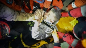 138 saat sonra enkazdan çıktı kurtarma ekibinin elini öptü