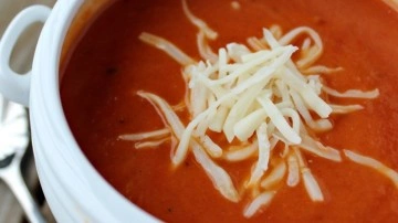15 dakikada hazırlanan bu domates çorbası sıkışık zamanlarınıza hızır gibi yetişecek