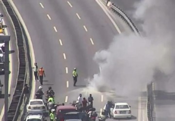 15 Temmuz Şehitler Köprüsü girişinde kaza yapan motosiklet alev aldı