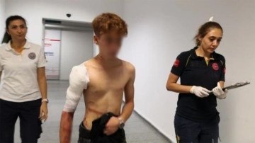 17 yaşındaki çocuğa 3 kişi bıçakla saldırdı! 'Omuz attın' dedi, omzunu bıçakladı