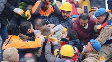 228. saatte Hatay'daki enkazdan 3 kişi sağ kurtarıldı! Bir kadın ve iki çocuk...