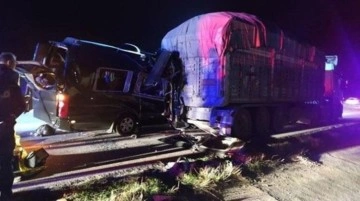 3 kişinin hayatını kaybettiği kazada tiyatro ekibini taşıyan minibüs sürücüsü tutuklandı