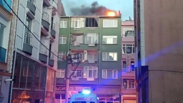 5 katlı binanın çatısında yangın: Yandaki binaya da sıçradı!