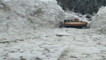 5 metreyi aşan karı yararak köy yolunu ulaşıma açtılar