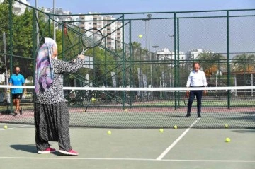 72 yaşındaki tenisle tanıştı
