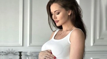 7,5 aylık hamile Fahriye Evcen, karnı burnunda pozlarını paylaştı