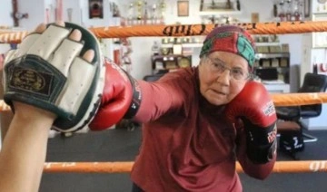76 yaşındaki 'boksör Naciye': 'Terliyor, emek veriyor ve sonunda büyük gülümsüyorsunu