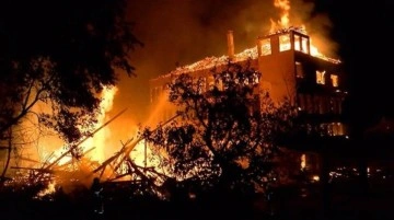 92 yıllık tarihi ipek fabrikası çıkan yangın sonucu çöktü