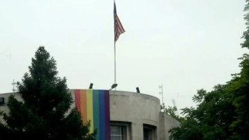 ABD Büyükelçiliğinden skandal: LGBT bayrağı astılar!
