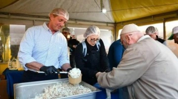 ABD Büyükelçisi Flake, İslahiye'de depremzedelere iftar yemeği dağıttı