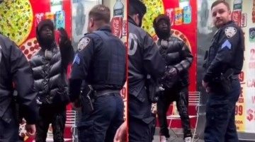 ABD'de siyahi adam, "Şu kuşa bak" deyip polislerin elinden kaçtı