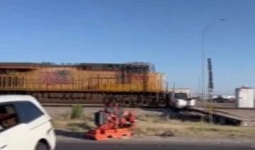 ABD'de yük treni raylardaki aracı biçti
