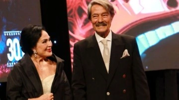 Adana Altın Koza Film Festivali'nde özel ödül alan Türkan Şoray ve Kadir İnanır el ele