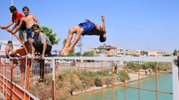 Adana'da sulama kanalına giren çocuklardan boğulmaları önlemek için 'dayaklı çözüm'