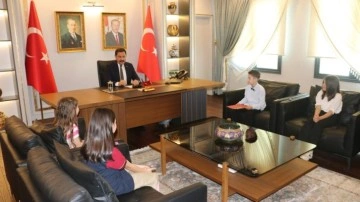 Adana ve Hatay'da valiler makam koltuklarını çocuklara devretti